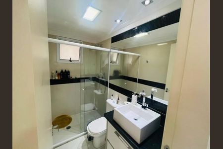 Banheiro com piso de porcelanato, pia de porcelanato, chuveiro, vaso sanitário e armário de porcelanato, com iluminação adequada e decoração simples. de apartamento à venda com 2 quartos, 70m² em Vila Nova Alba, São Paulo