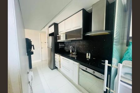 Apartamento à venda com 70m², 2 quartos e 1 vaga Apartamento à venda com 70m², 2 quartos e 1 vagaCozinha com móveis brancos e azuis, com uma geladeira e um fogão, com um piso de porcelanato e um balcão de granito.