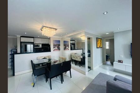 Sala de estar com mesa de jantar e sofá em tons de cinza e branco, iluminada por lâmpada de cristal. de apartamento à venda com 2 quartos, 70m² em Vila Nova Alba, São Paulo