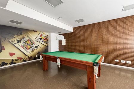 Apartamento à venda com 59m², 2 quartos e 1 vagaTabela de bilhar em uma sala de jogos com decoração de cartas de baralho.
