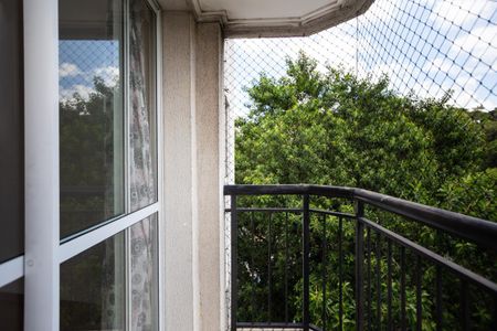 Apartamento à venda com 59m², 2 quartos e 1 vagaBalcony com vista para a cidade, com rede de segurança e janela grande.