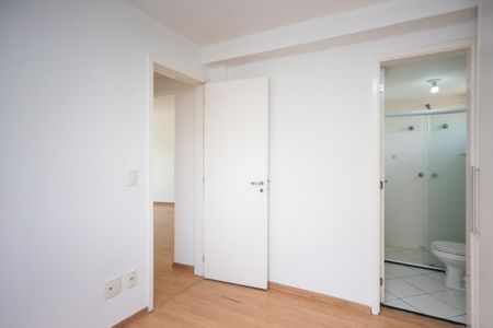 Banheiro com piso de porcelanato e chuveiro com cortina de vidro. de apartamento à venda com 2 quartos, 59m² em Parque Mandaqui, São Paulo