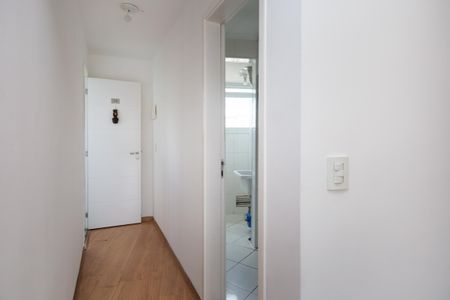 Apartamento à venda com 59m², 2 quartos e 1 vagaCorredor com porta de entrada e porta de acesso ao banheiro.