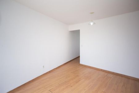 Sala com piso de madeira e iluminação adequada, sem móveis ou decoração. de apartamento à venda com 2 quartos, 59m² em Parque Mandaqui, São Paulo
