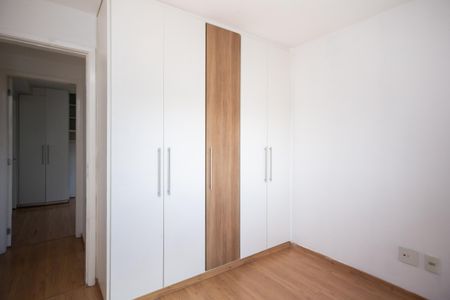 Apartamento à venda com 59m², 2 quartos e 1 vagaCÃ³modo com armÃ¡rios brancos e madeira, com piso de madeira e iluminaÃ§Ã£o natural.