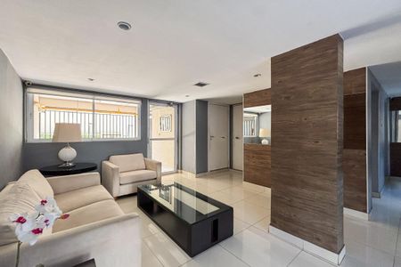 Sala de estar com móveis brancos e uma mesa de vidro no centro, com uma janela grande e uma porta de vidro para a varanda. de apartamento à venda com 2 quartos, 59m² em Parque Mandaqui, São Paulo