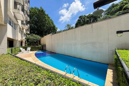 Apartamento à venda com 59m², 2 quartos e 1 vagaPiscina com chuveiro externo, cercada por muro e com vista para o pátio.