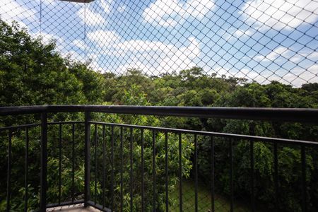 Apartamento à venda com 59m², 2 quartos e 1 vagaParedes e jardim bem iluminados, com vista para o céu azul e nuvens brancas.