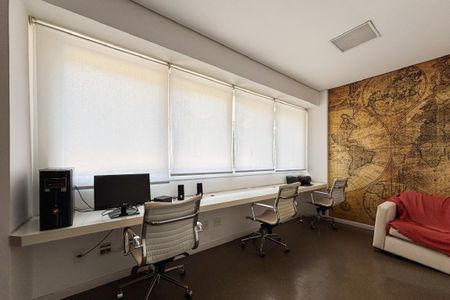 Apartamento à venda com 59m², 2 quartos e 1 vagaSala de trabalho com computadores e impressora, com vista para a cidade.