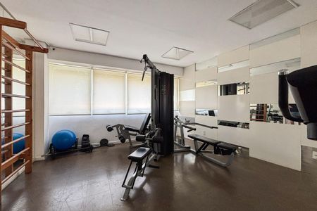 Apartamento à venda com 59m², 2 quartos e 1 vagaSala de academia com equipamentos de ginástica e iluminação adequada.