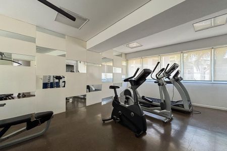 Apartamento à venda com 59m², 2 quartos e 1 vagaGinásio com equipamentos de exercícios e iluminação adequada.