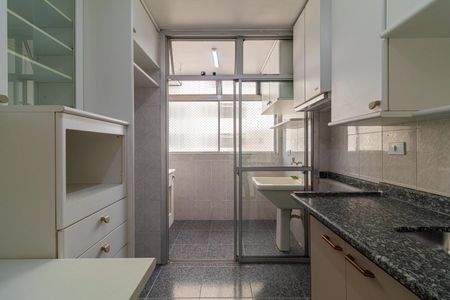 Apartamento à venda com 40m², 1 quarto e 1 vagaCozinha com móveis brancos e armários de madeira, piso de azulejos e bancada de granito.