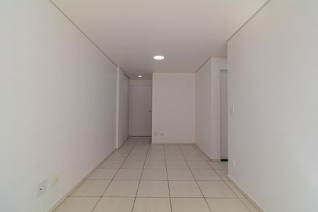 Apartamento à venda com 40m², 1 quarto e 1 vagaCorredor com piso de porcelanato e iluminação adequada.