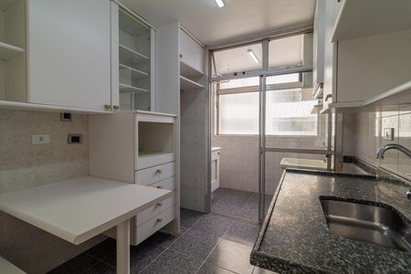 Apartamento à venda com 40m², 1 quarto e 1 vagaCozinha com móveis brancos e granito, iluminada por luz natural e artificial.