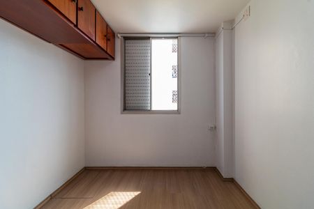Apartamento à venda com 40m², 1 quarto e 1 vagaQuarto com móveis de madeira e iluminação natural através de uma janela grande.