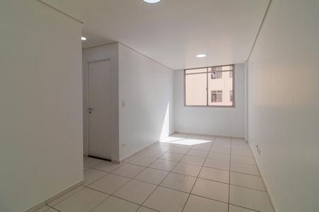 Apartamento à venda com 40m², 1 quarto e 1 vagaSala com iluminação natural, piso de porcelanato e parede branca, sem móveis ou decoração.