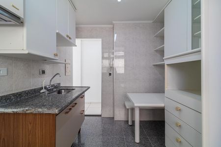 Apartamento à venda com 40m², 1 quarto e 1 vagaCozinha com móveis brancos e azulejos brancos, com uma pia e uma geladeira.