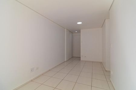 Apartamento à venda com 40m², 1 quarto e 1 vagaSala com piso de porcelanato e iluminação natural por janelas grandes.