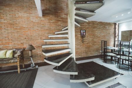 Casa à venda com 315m², 3 quartos e 5 vagasEscada