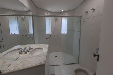 Casa de condomínio para alugar com 300m², 4 quartos e 3 vagasBanheiro da Suíte 1