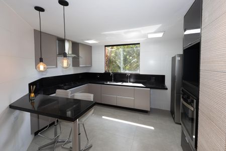 Casa de condomínio para alugar com 300m², 4 quartos e 3 vagasCozinha