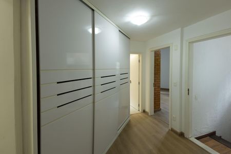 Casa de condomínio para alugar com 300m², 4 quartos e 3 vagasArmário do Corredor dos Quartos