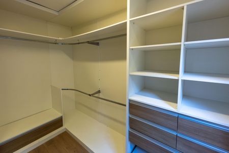 Casa de condomínio para alugar com 300m², 4 quartos e 3 vagasCloset do Quarto 1