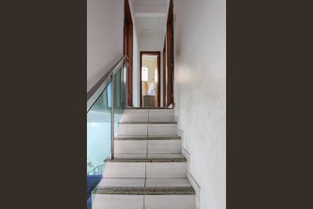 Casa para alugar com 144m², 3 quartos e 2 vagas Casa para alugar com 144m², 3 quartos e 2 vagasEscada