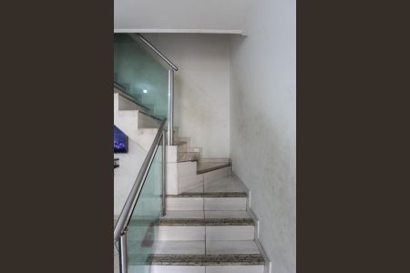 Casa para alugar com 144m², 3 quartos e 2 vagas Casa para alugar com 144m², 3 quartos e 2 vagasEscada