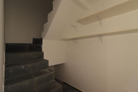 Casa para alugar com 255m², 3 quartos e 3 vagasEscada para a Garagem