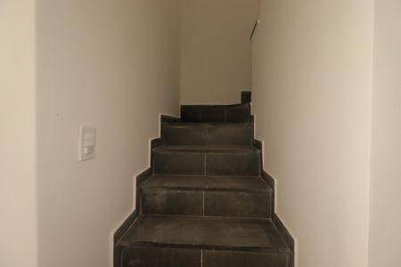 Casa para alugar com 255m², 3 quartos e 3 vagasEscada para o segundo piso