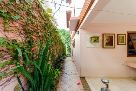 Casa à venda com 388m², 4 quartos e 3 vagasCorredor externo