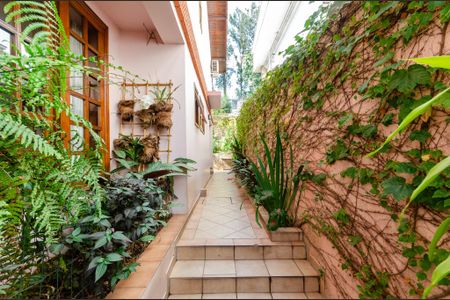 Casa à venda com 388m², 4 quartos e 3 vagasCorredor externo