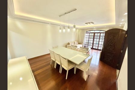 Casa à venda com 278m², 4 quartos e 3 vagasSala