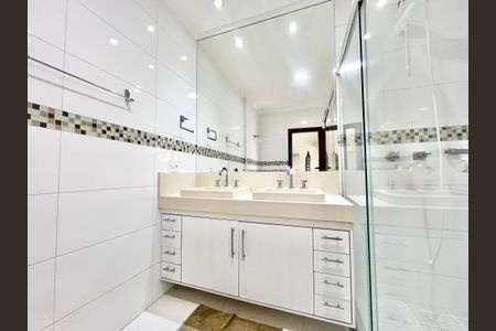 Casa à venda com 278m², 4 quartos e 3 vagasBanheiro da Suíte 2