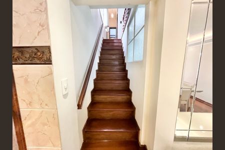 Casa à venda com 278m², 4 quartos e 3 vagasEscada