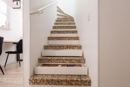 Apartamento para alugar com 178m², 2 quartos e 1 vagaEscada para segundo andar