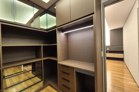 Apartamento à venda com 178m², 2 quartos e 3 vagas Apartamento à venda com 178m², 2 quartos e 3 vagasCloset da suíte 2