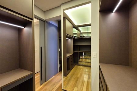 Apartamento à venda com 178m², 2 quartos e 3 vagas Apartamento à venda com 178m², 2 quartos e 3 vagasCloset da suíte 2