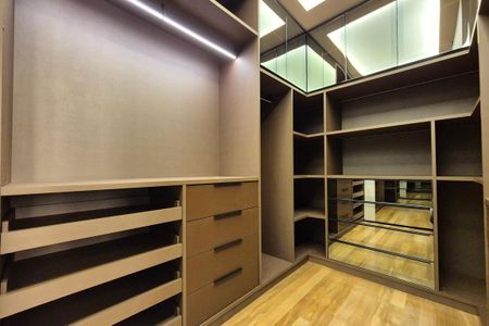 Apartamento à venda com 178m², 2 quartos e 3 vagas Apartamento à venda com 178m², 2 quartos e 3 vagasCloset da suíte 2