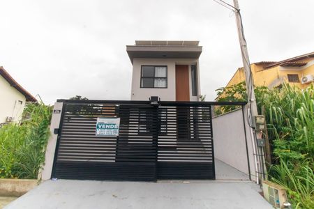 Casa à venda com 180m², 3 quartos e 2 vagas Casa à venda com 180m², 3 quartos e 2 vagasFachada