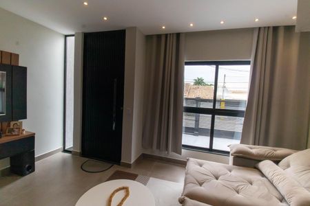 Casa à venda com 180m², 3 quartos e 2 vagas Casa à venda com 180m², 3 quartos e 2 vagasSala
