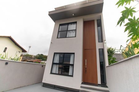 Casa à venda com 180m², 3 quartos e 2 vagas Casa à venda com 180m², 3 quartos e 2 vagasFachada