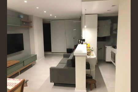 Sala de apartamento para alugar com 2 quartos, 70m² em Barra da Tijuca, Rio de Janeiro