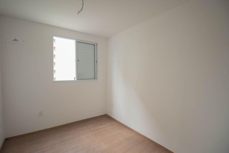 Quarto 2 de apartamento para alugar com 2 quartos, 47m² em Rio do Ouro, São Gonçalo