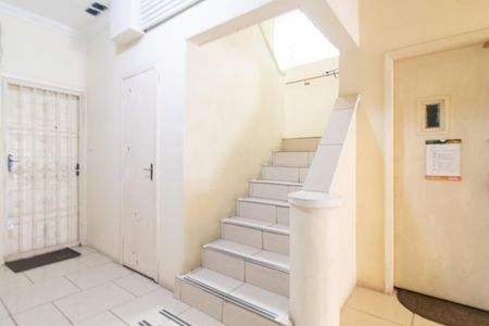 Apartamento à venda com 65m², 2 quartos e sem vaga Apartamento à venda com 65m², 2 quartos e sem vagaEscada