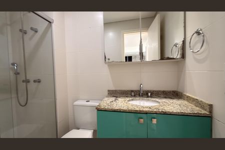 Banheiro de apartamento para alugar com 1 quarto, 46m² em Centro, Curitiba