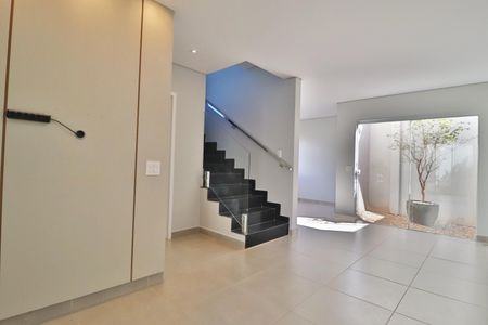 Sala de casa de condomínio para alugar com 3 quartos, 133m² em Jardim Inconfidência, Uberlândia