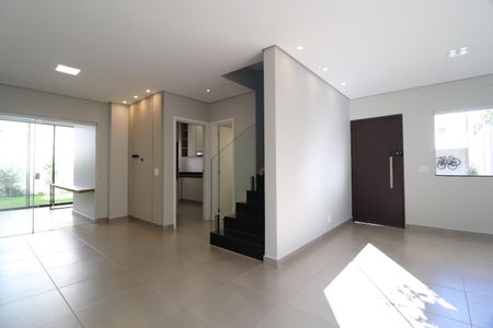 Sala de casa de condomínio para alugar com 3 quartos, 133m² em Jardim Inconfidência, Uberlândia