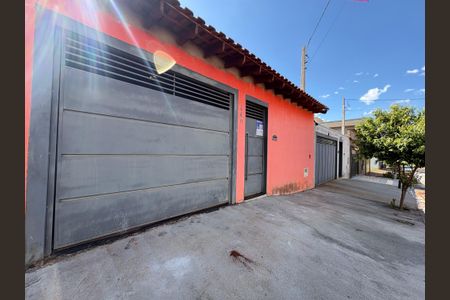 Casa para alugar com 65m², 2 quartos e 2 vagasFachada